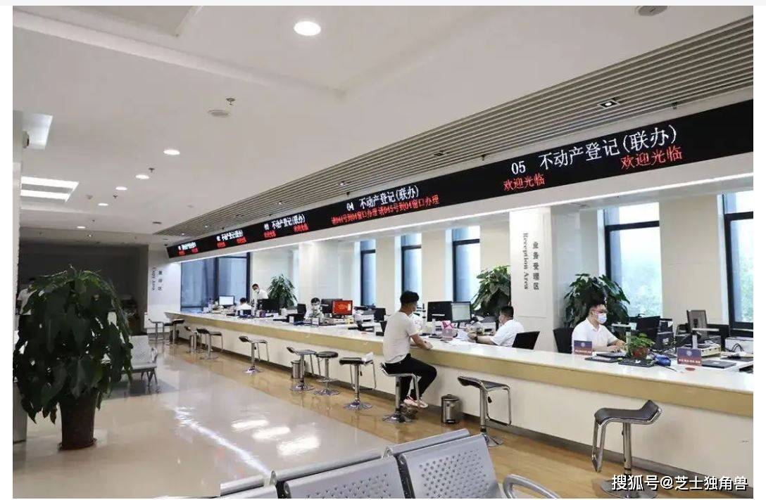 法院把房子判给了我，为何交易中心不给过户？
