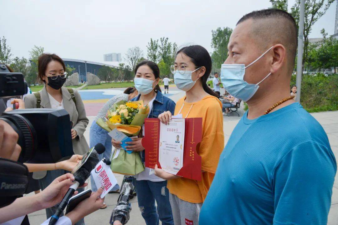 外卖小哥考研上岸，邮政小哥：很羡慕他，我也会实现自己的梦想！