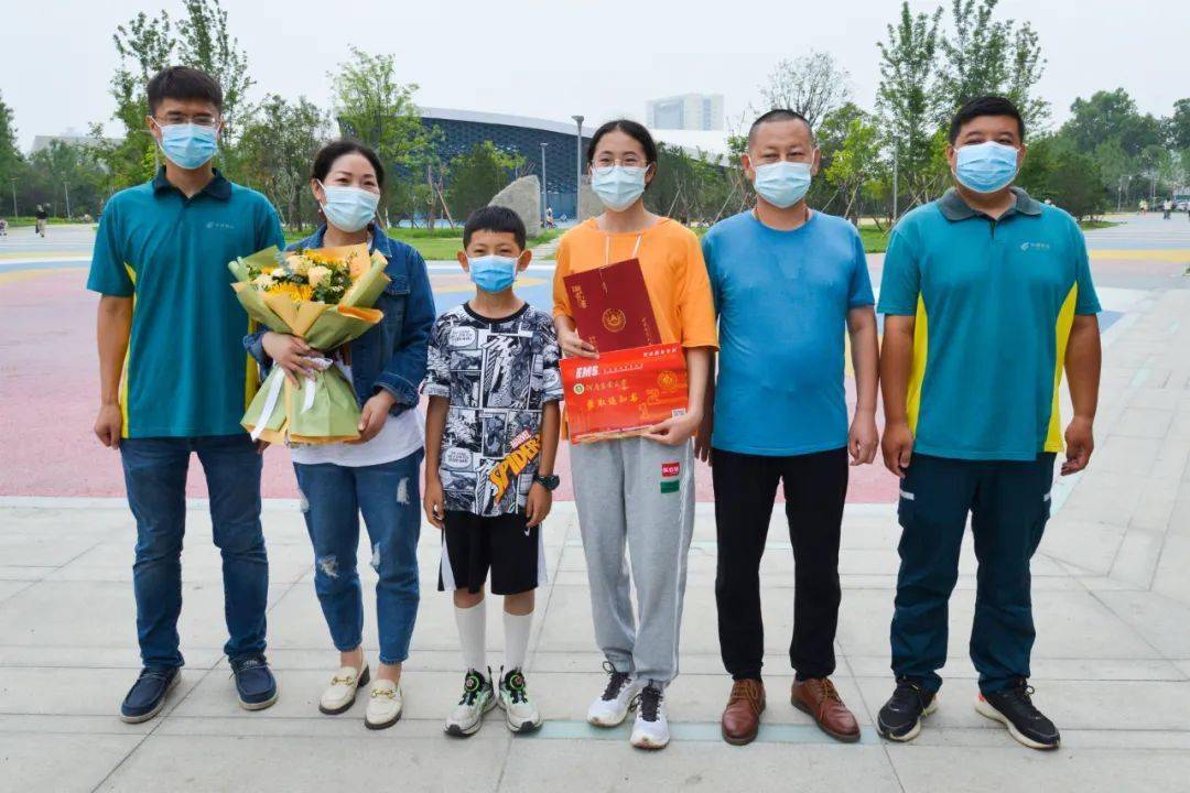 外卖小哥考研上岸，邮政小哥：很羡慕他，我也会实现自己的梦想！