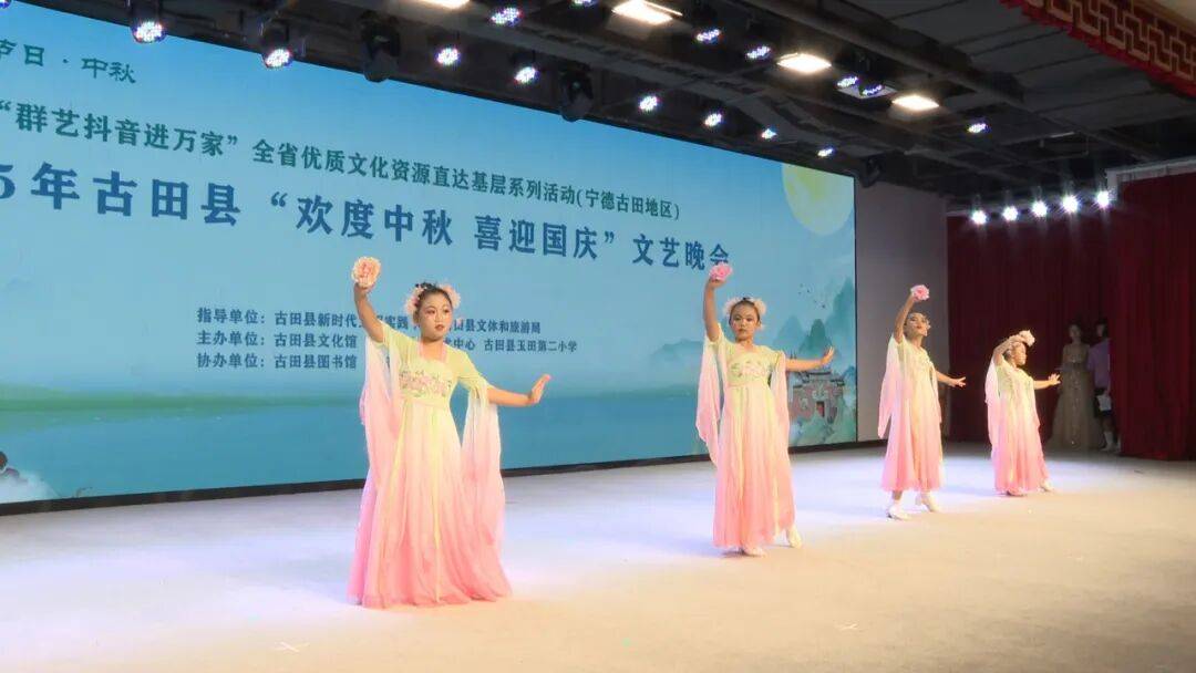我县举办“欢度中秋 喜迎国庆”文艺晚会