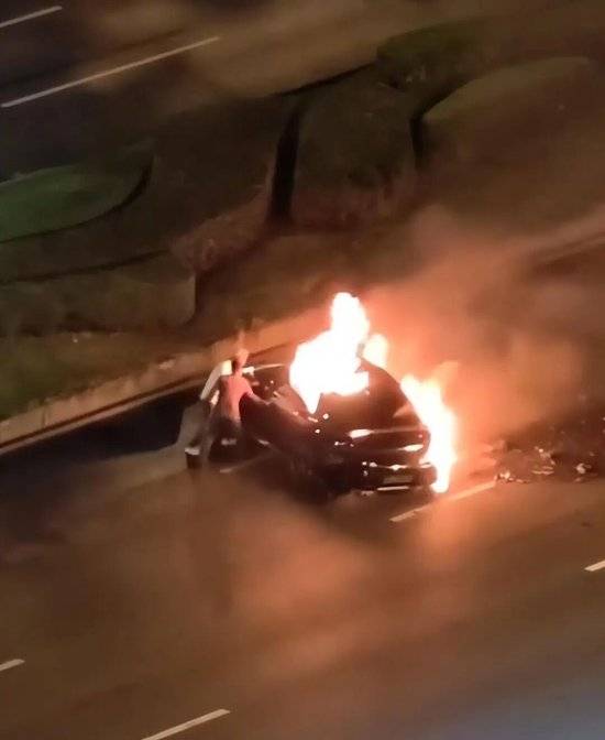 小米汽车失控起火司机遇难,目击者称车速150km/h,实探事故地:燃烧留下的印记仍在