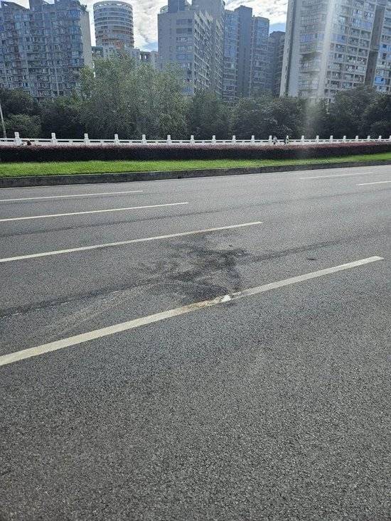 小米汽车失控起火司机遇难,目击者称车速150km/h,实探事故地:燃烧留下的印记仍在