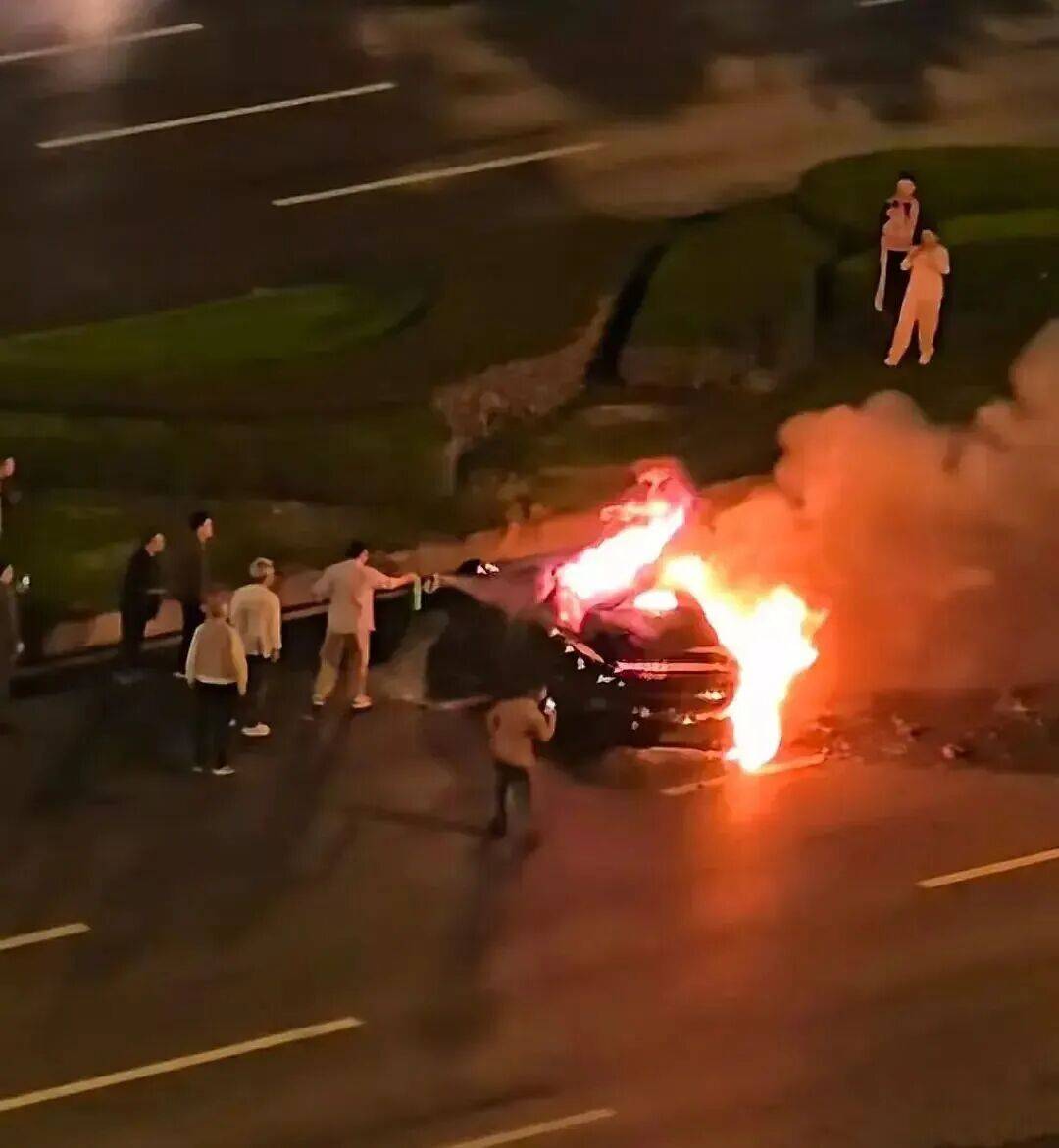 一辆SU7碰撞后爆燃,多人救援未果!小米股价重挫近8%!