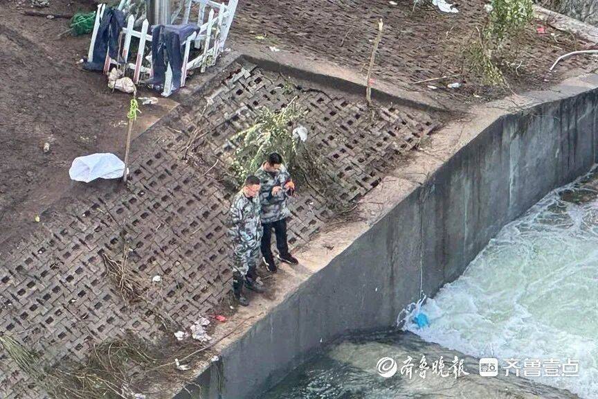 “鱼多得数不过来,一网子下去能捞好几条”济南锦绣川水库开闸放水,大量鲢鱼被冲出,工作人员:禁止捕捞!