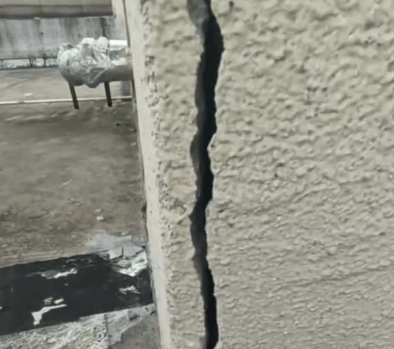 安徽一业主私挖300平米地下室致32户房屋开裂,律师:承担各项责任,严重可追刑责