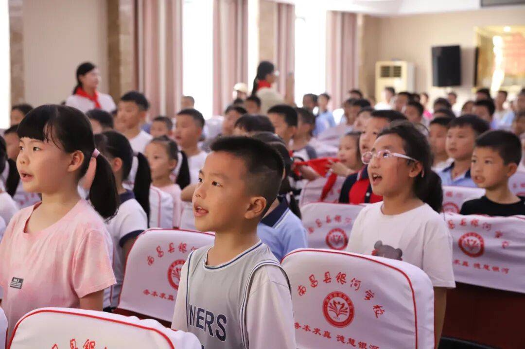 我县各级少先队组织开展“强国复兴有我 争当新时代好少年”建队日主题活动