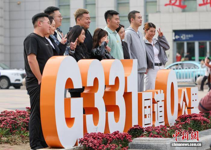 辽宁丹东国道G331零公里起点吸引游客打卡拍照