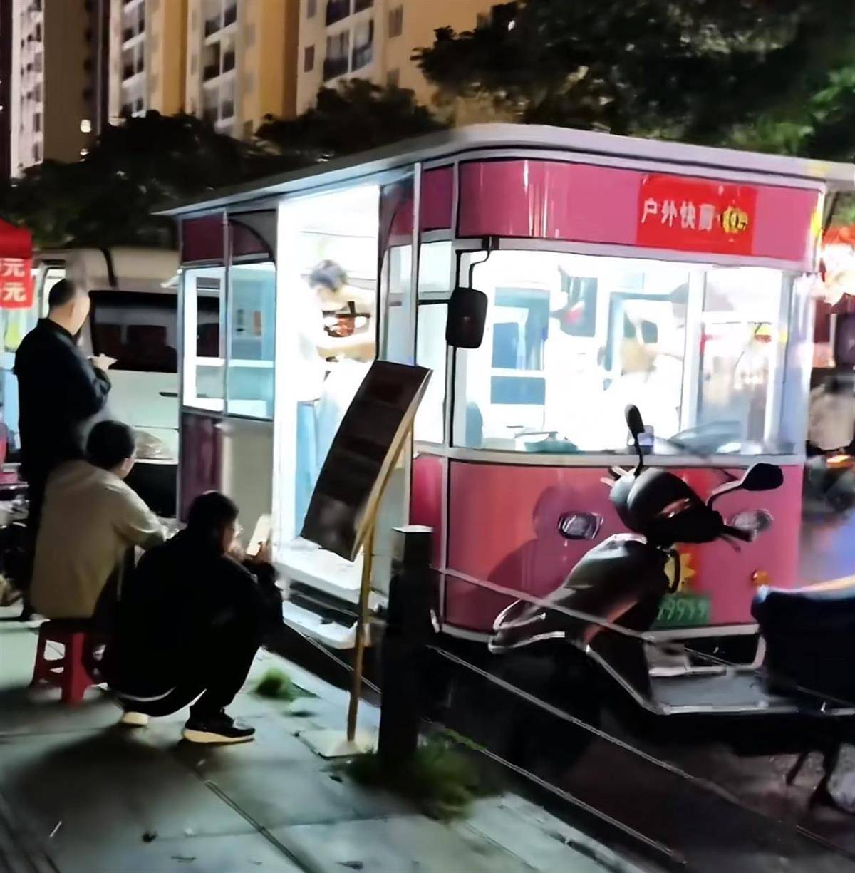 昆明现“理发摊一条街”,几十米内扎堆营业快剪价格均10元,目击者:这复制能力太强了