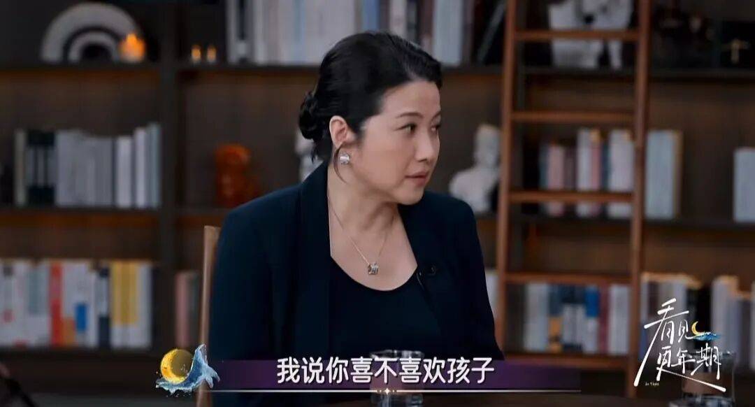 52岁影后颜丙燕公开小20岁男友:他知道我将步入更年期,已甜蜜相恋5年,两人出门必须手拉手