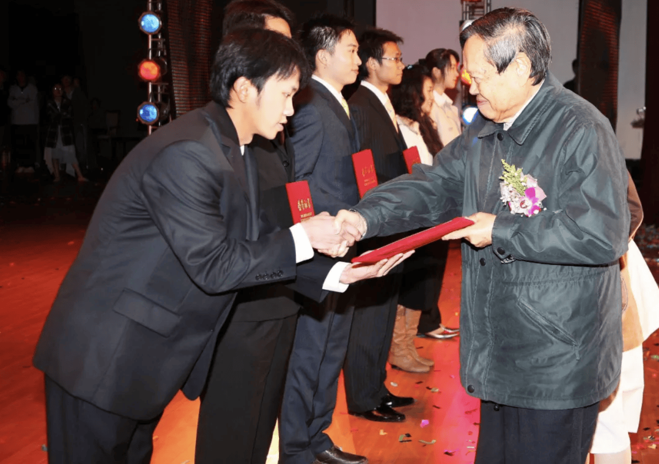 杨振宁为什么连续32年担任东莞理工学院名誉校长?