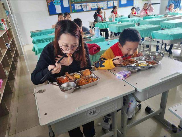 管城回族区紫东路小学开展“家长陪餐月”活动