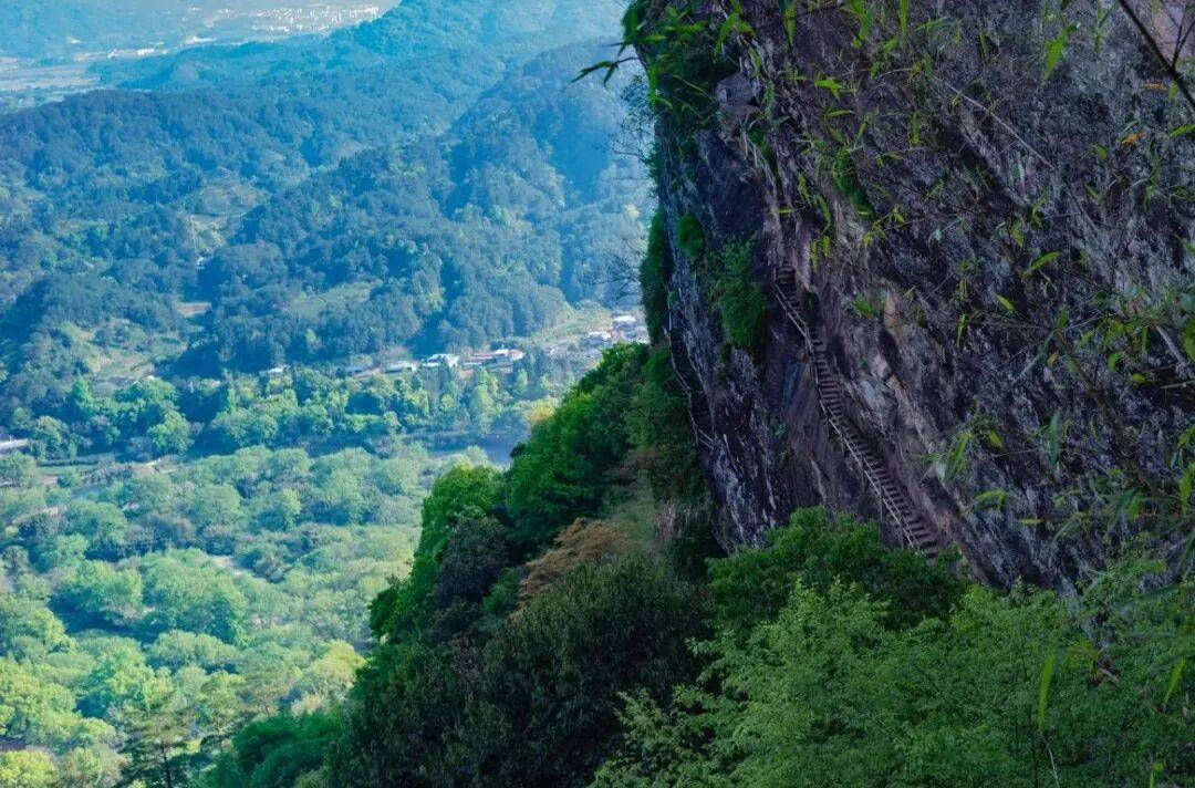 为什么年轻人迷上了爬山? | 秋高气爽,是时候出发了→