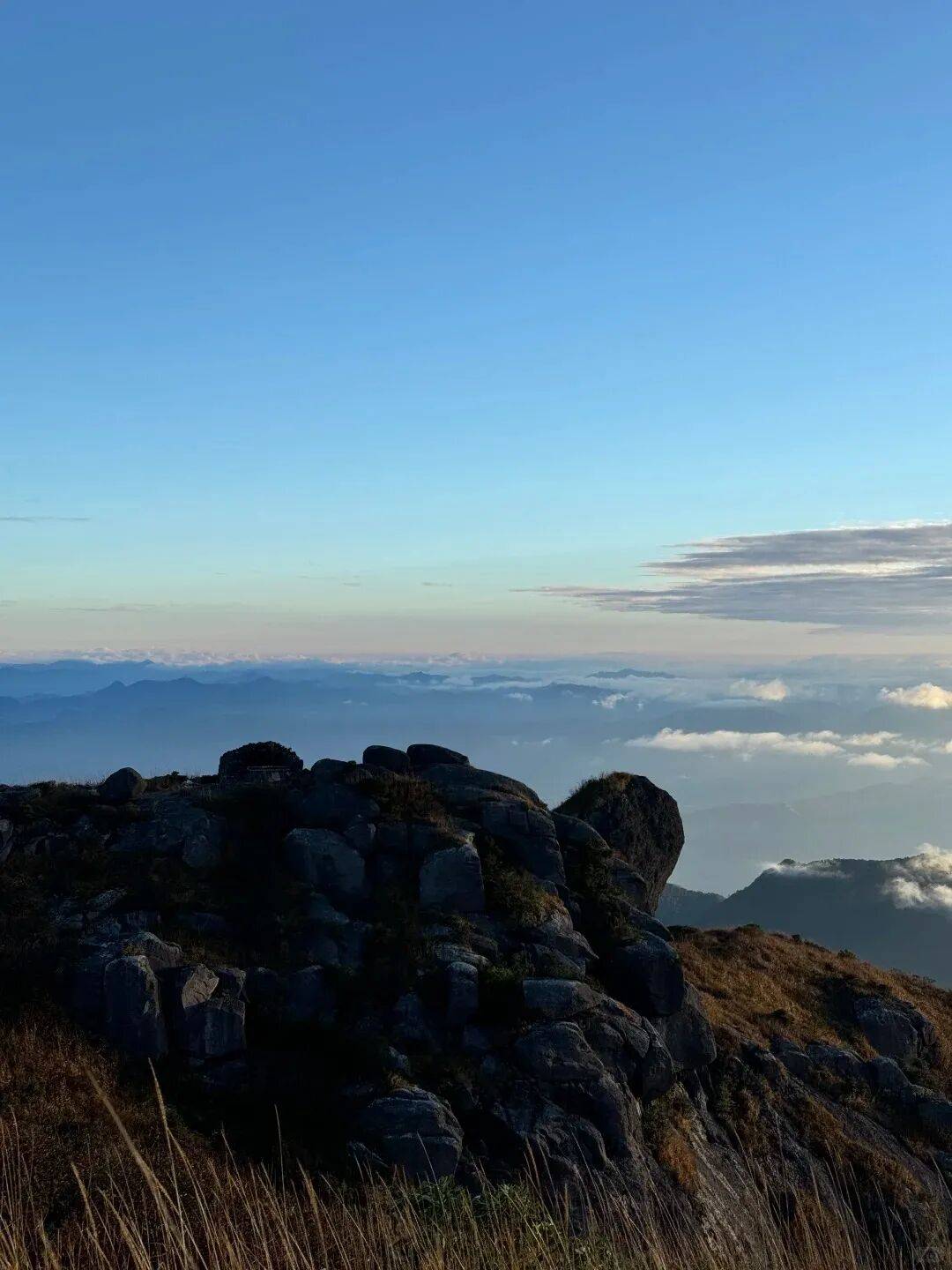 为什么年轻人迷上了爬山? | 秋高气爽,是时候出发了→