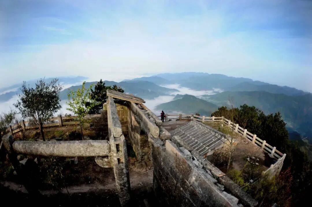 为什么年轻人迷上了爬山? | 秋高气爽,是时候出发了→