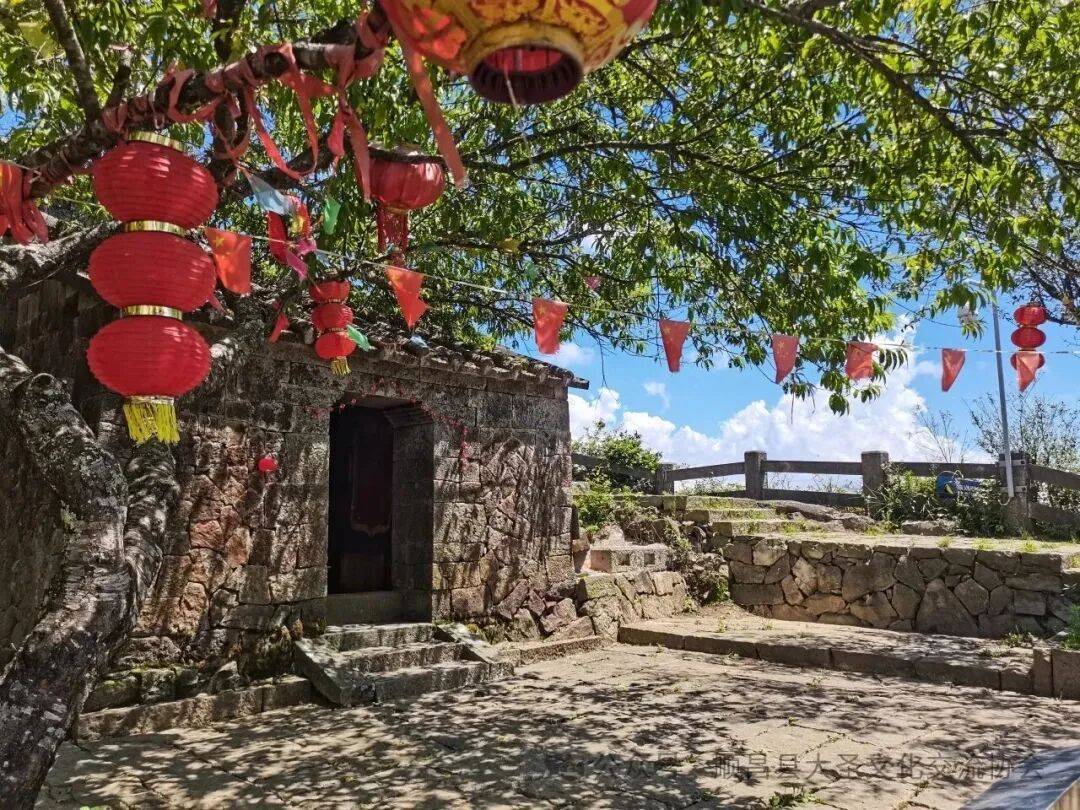 为什么年轻人迷上了爬山? | 秋高气爽,是时候出发了→