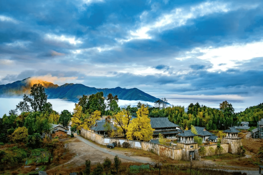 为什么年轻人迷上了爬山? | 秋高气爽,是时候出发了→