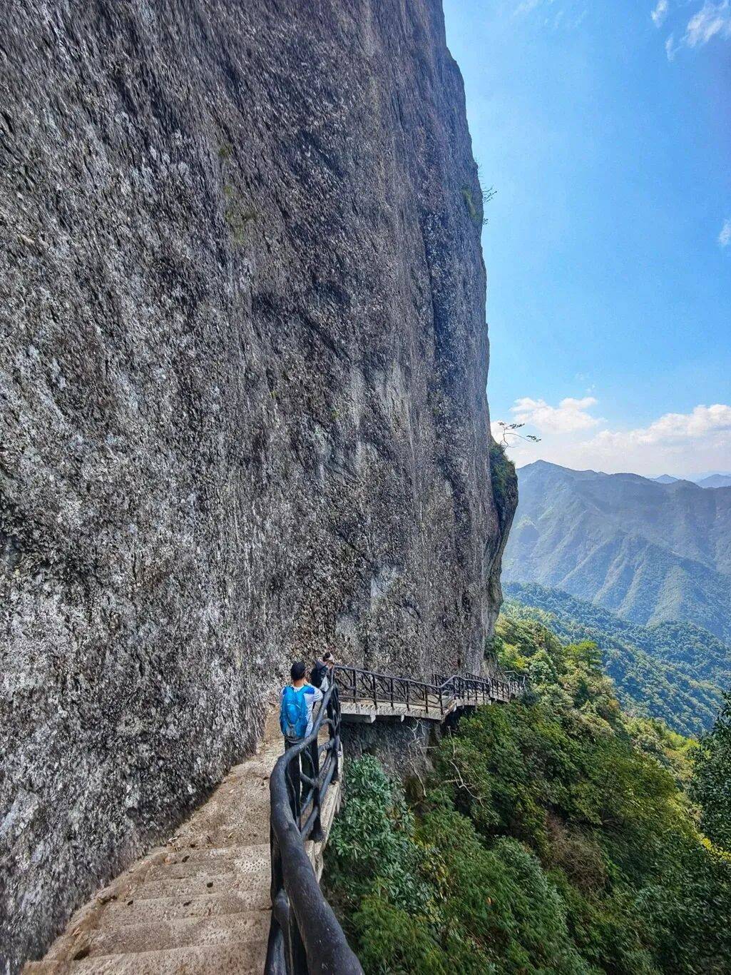 为什么年轻人迷上了爬山? | 秋高气爽,是时候出发了→
