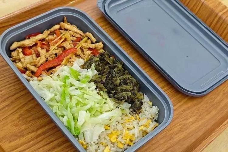 国铁成都局推出17元高铁盒饭:门店现炒,送餐到座