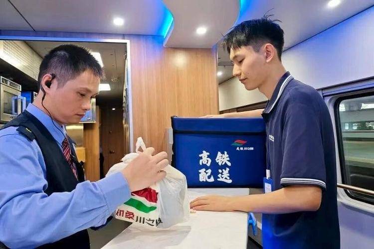 国铁成都局推出17元高铁盒饭:门店现炒,送餐到座
