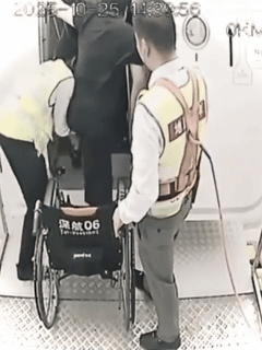 登机视频曝光,郑智化道歉!除了关注有没有“连滚带爬”,我们更应关注什么?