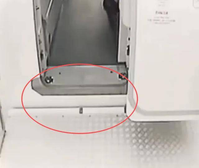 登机视频曝光,郑智化道歉!除了关注有没有“连滚带爬”,我们更应关注什么?