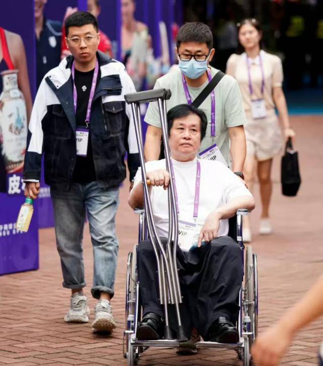 登机视频曝光,郑智化道歉!除了关注有没有“连滚带爬”,我们更应关注什么?