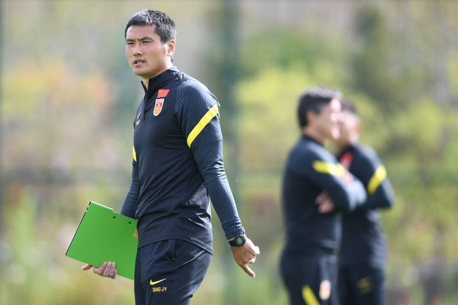 全球选聘四个月,招来只有一年执教经历的本土教练,国足新帅竟是邵佳一