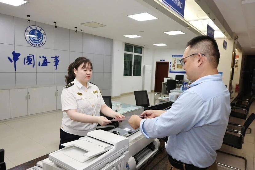 琼州海峡新能源车辆运输甲板货船 “绿源九号”成功领证