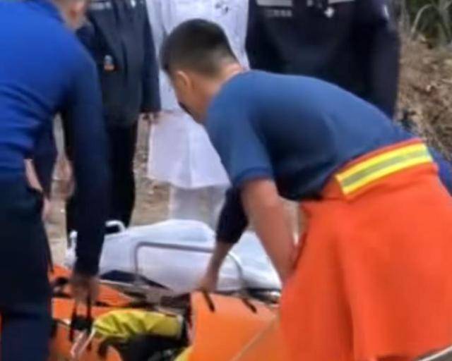 “我来个跳的”！女驴友不慎摔下巨石，目击者：粉碎性骨折