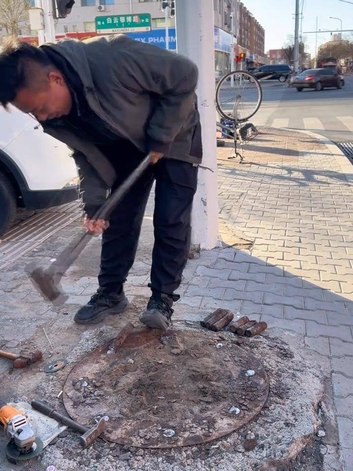 内蒙古“拔钉小哥”6年清理地钉近800斤,带动全国200多个“拔钉侠”