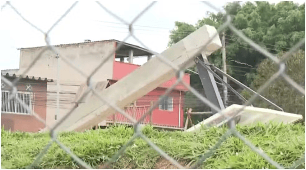 巴西17岁少年在朋友面前秀扣篮,下一秒篮架倒塌被砸头身亡