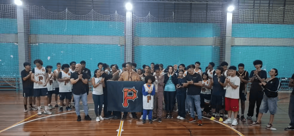 巴西17岁少年在朋友面前秀扣篮,下一秒篮架倒塌被砸头身亡