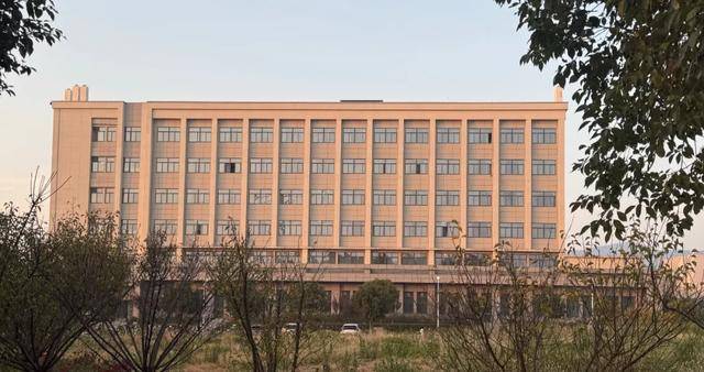 200多万买别墅,大骗子郭某:叫我教授!