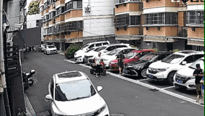 砰!浙江女子刚坐进车里,一把菜刀砸在眼前,随后剪刀又飞来