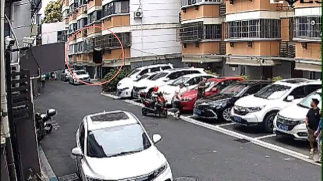 砰!浙江女子刚坐进车里,一把菜刀砸在眼前,随后剪刀又飞来