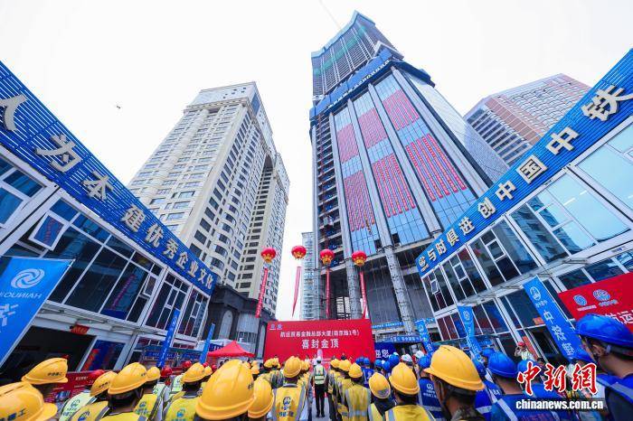 山东青岛：近240米高楼主体封顶 城市沿海再添新地标