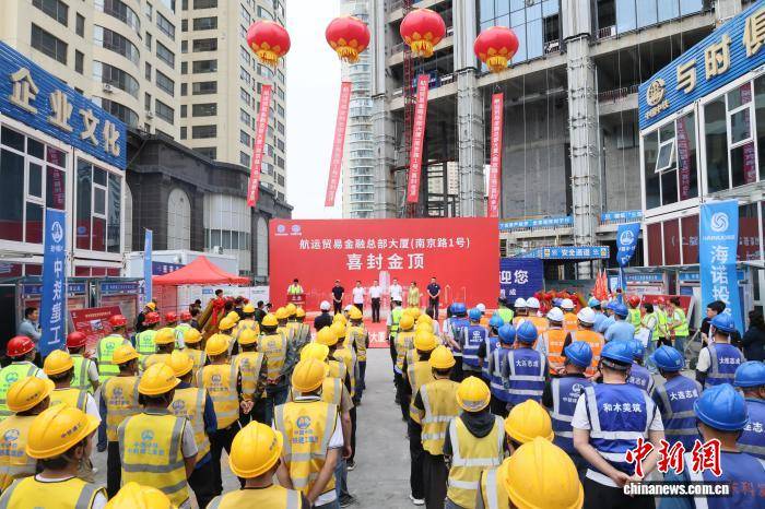 山东青岛：近240米高楼主体封顶 城市沿海再添新地标
