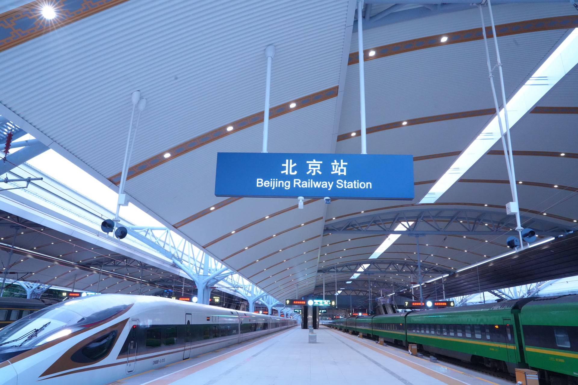 今年多雨，旅客惊喜发现：北京火车站站台变样了！