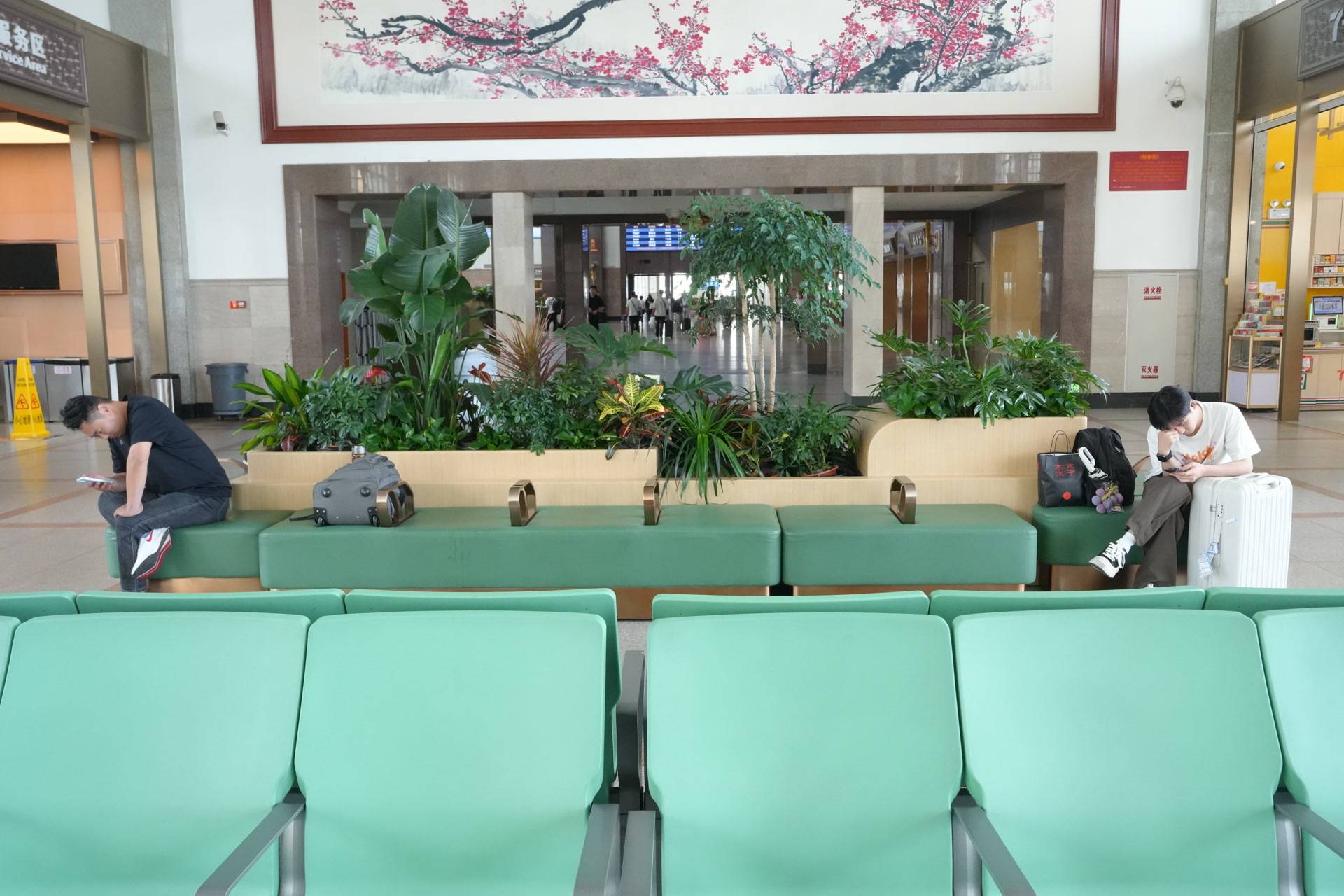 今年多雨，旅客惊喜发现：北京火车站站台变样了！