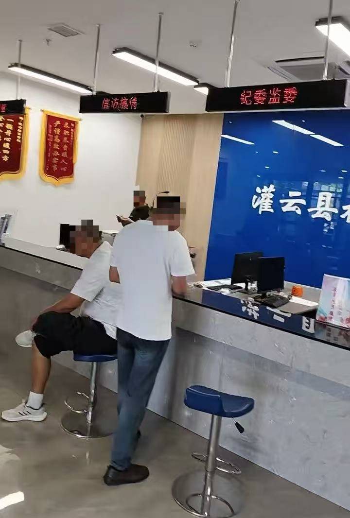 9点了办事窗口咋没人?网友质疑江苏灌云政府部门没人在岗,当地回应
